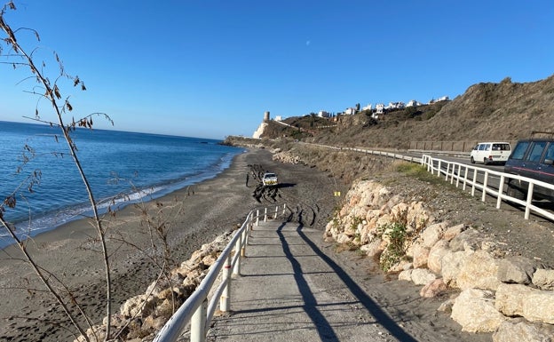 Imagen de la playa, este martes, con un vehículo policial. 