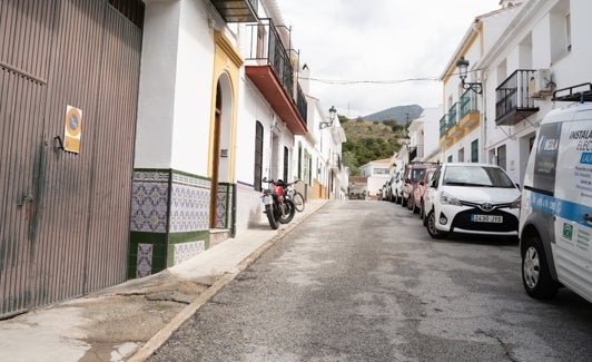 Imagen de una de las calles de Maro que va a ser remodelada. 