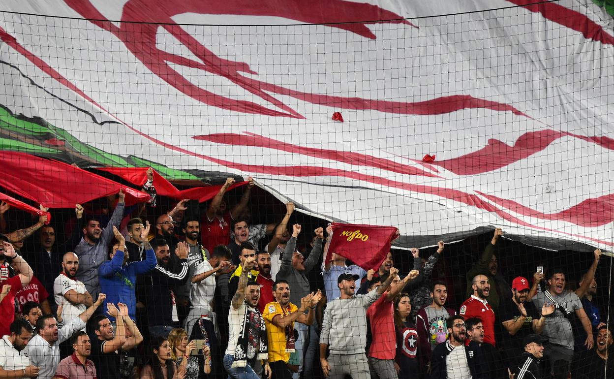 Hinchas del Spartak de Moscú, durante un partido ante el Sevilla. 