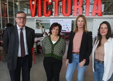 Imagen secundaria 1 - En la primera foto, Kader Miguel Djebbour, Esther Guerra, Juande Villena y Elena Cobos. En la segunda, Ricardo Fernández, María Luisa Quesada, Paloma Cremades y Carmen Maireles. En la última, Genoveva Ferragut, durante su intervención en el evento con las empresas. 