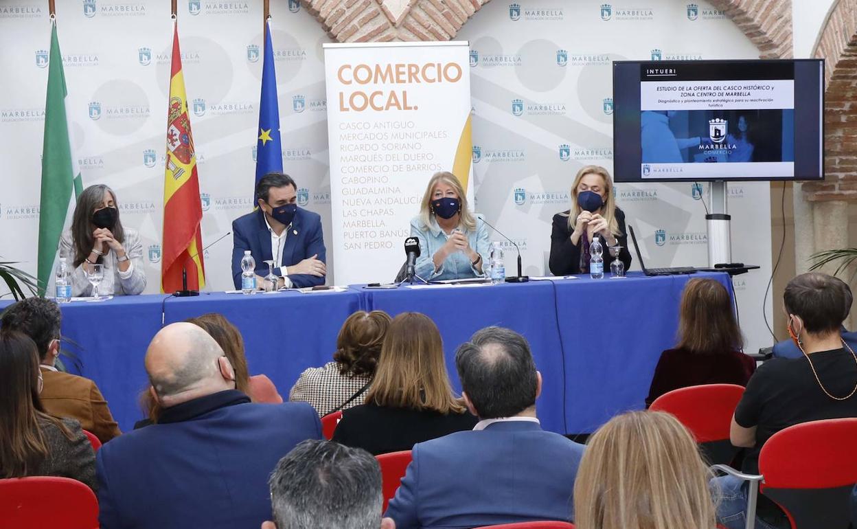 Montserrat Aranau, consultora; Félix Romero, concejal de Comercio; Ángeles Muñoz, alcaldesa; y María Segarra, directora de Ingueri Consulting, en la presentación del Plan Estratégico del Casco Antiguo. 