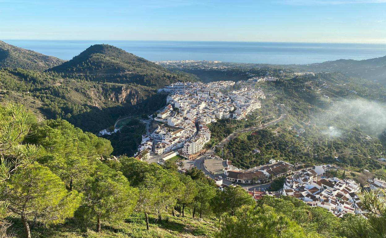 Imagen del casco urbano de Frigiliana desde la zona del castillo con Nerja al fondo. 