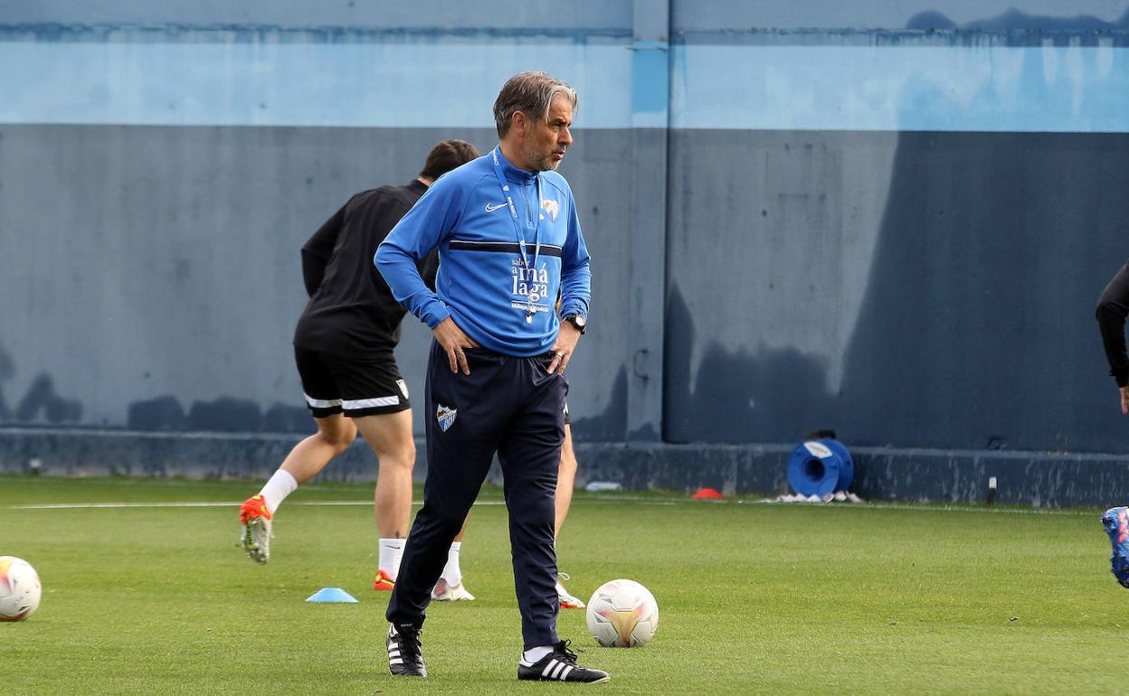 Natxo González, en el entrenamiento del Málaga de este miércoles en La Rosaleda. 