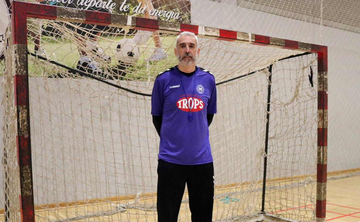 Quino Soler, junto a una portería del Pabellón Fray Francisco Baños del Colegio Los Olivos. 