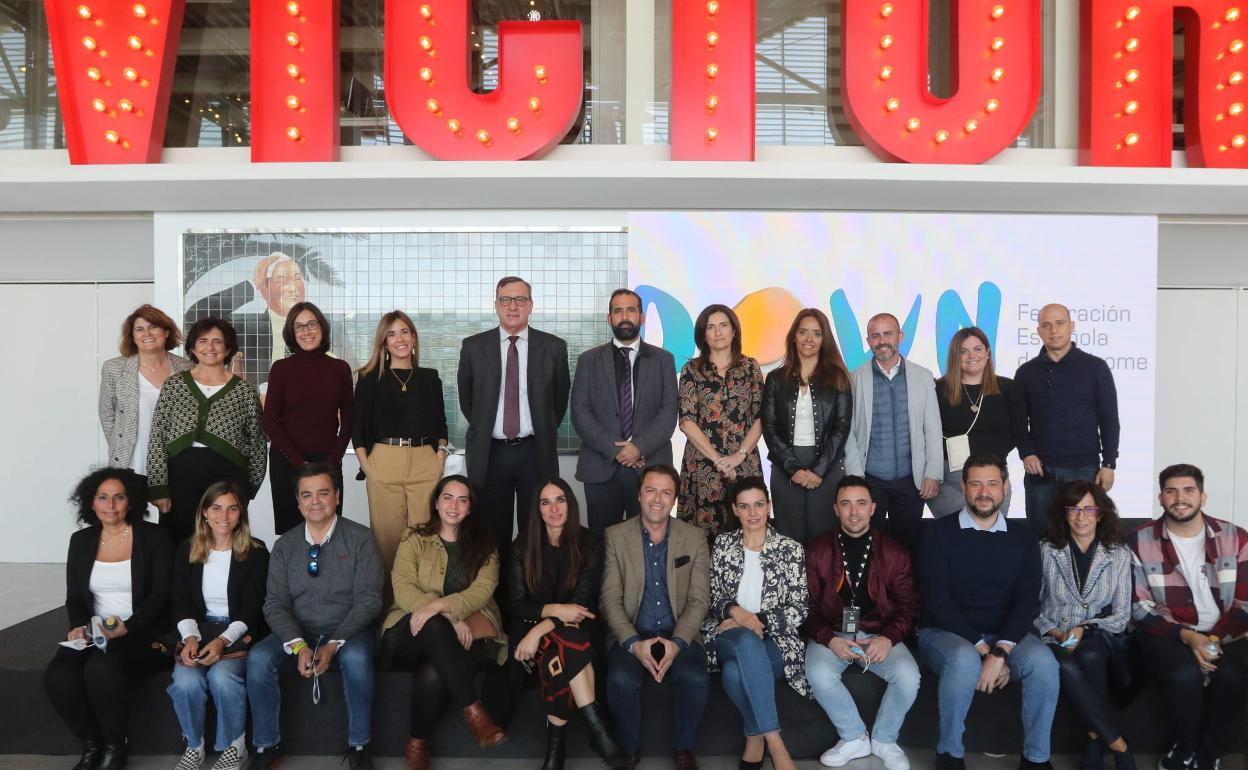 Foto de familia de los asistentes al encuentro celebrado en la sede de Cervezas Victoria en la capital malagueña. 