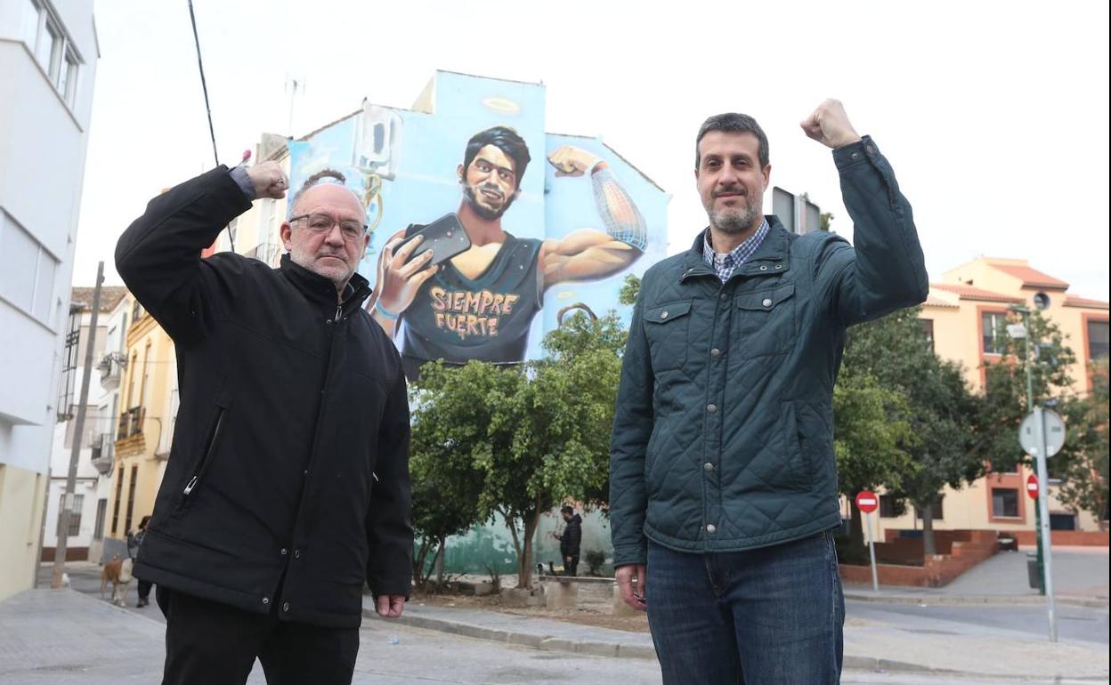 Los médicos del CRTS Mariano Lozano y Sergio Fernández, ayer, junto al gran mural de Pablo Ráez. 