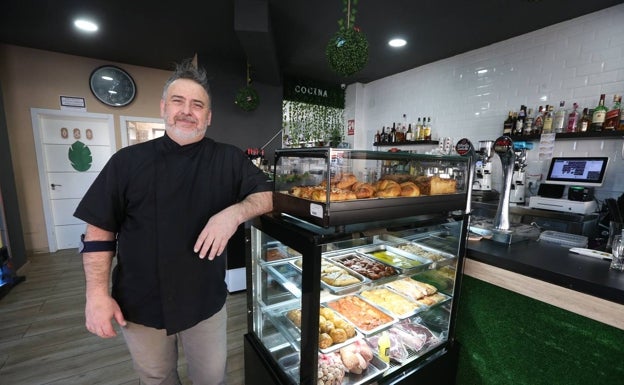 Juan Ignacio Arenas, en su bar 'El rincón de Juancho'. 