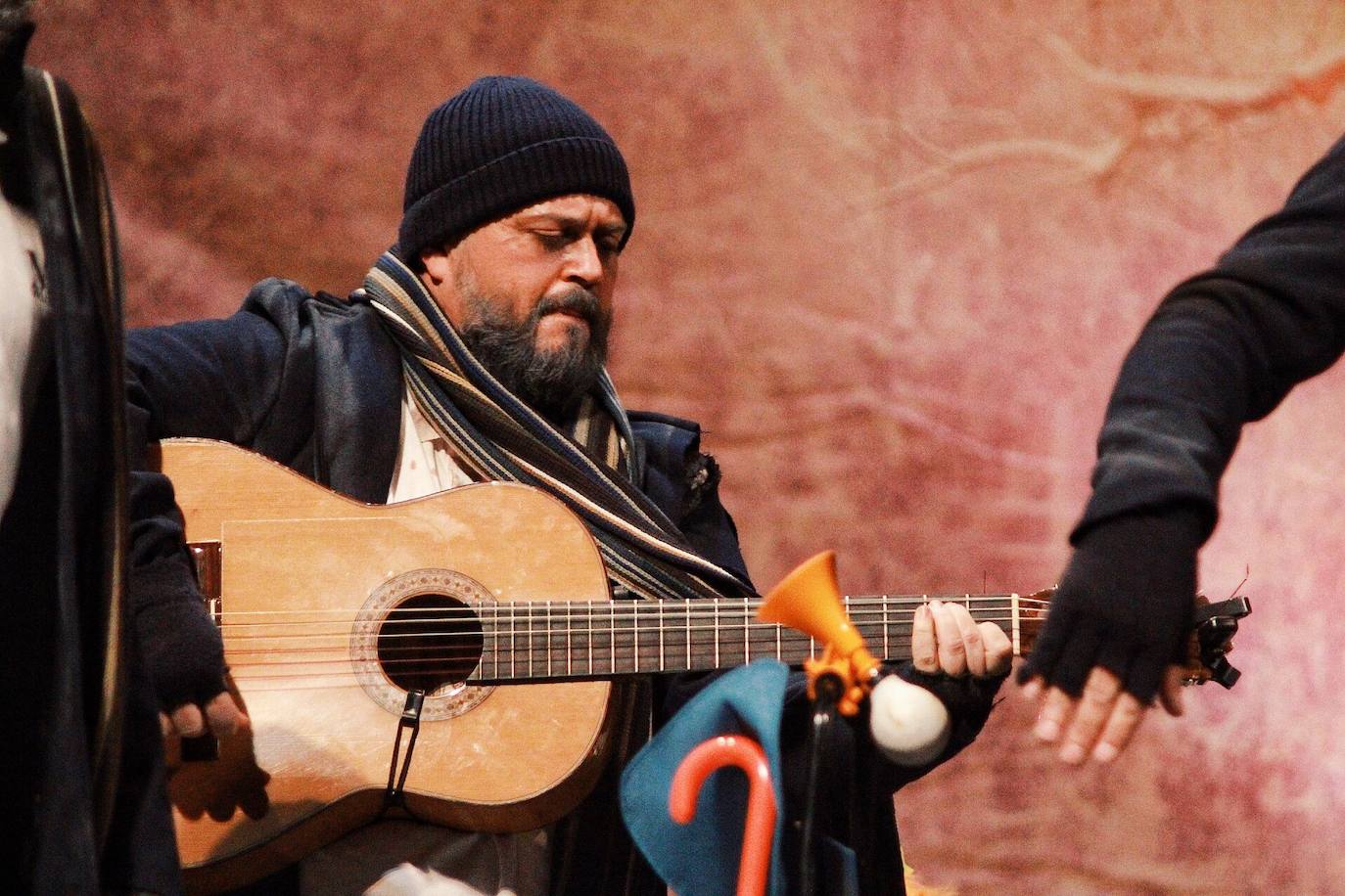 Ambiente de gran noche en la final del Carnaval en el Teatro Cervantes 