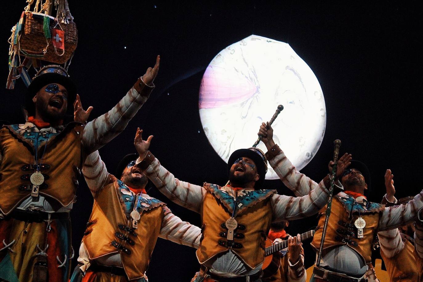 Ambiente de gran noche en la final del Carnaval en el Teatro Cervantes 