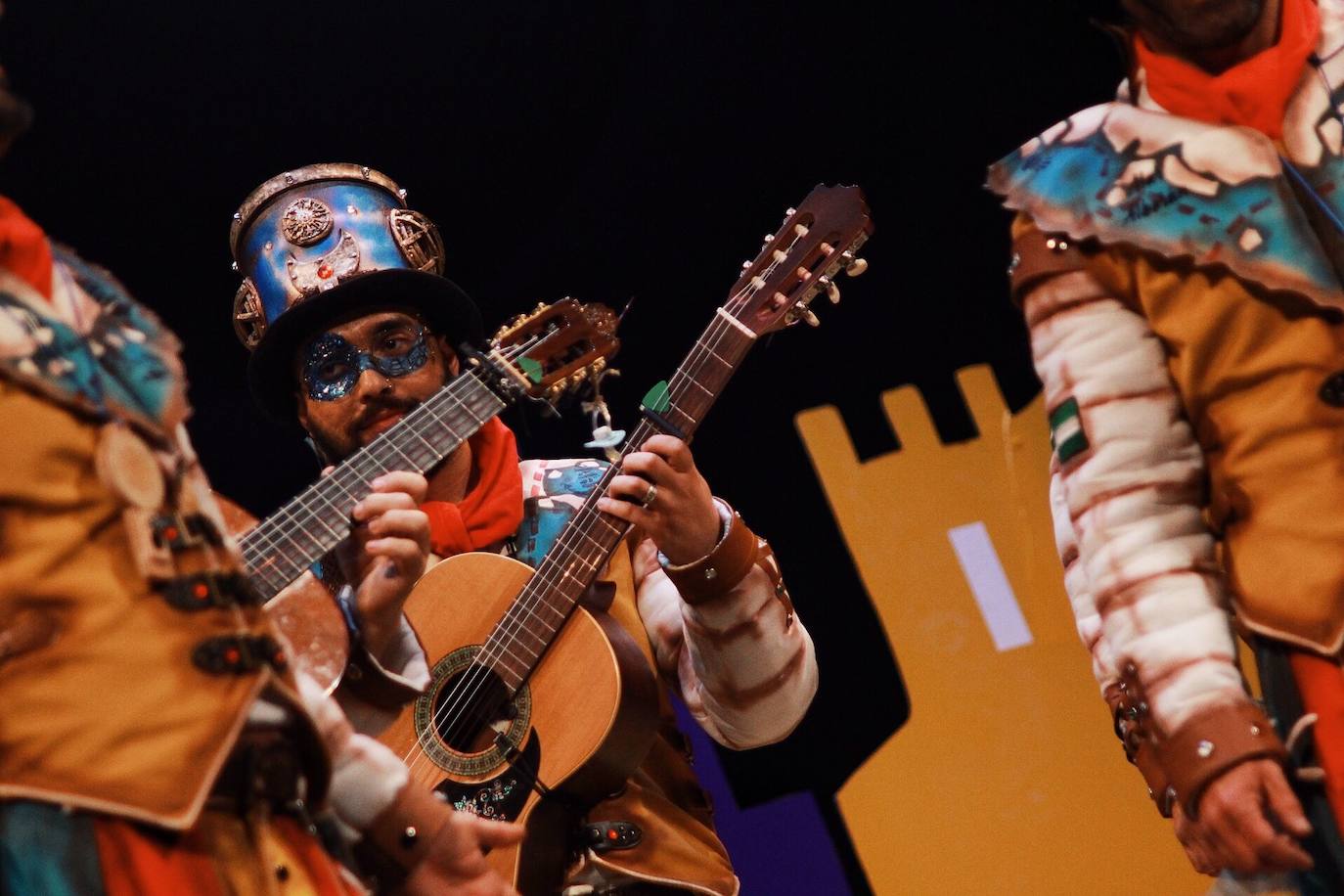 Ambiente de gran noche en la final del Carnaval en el Teatro Cervantes 