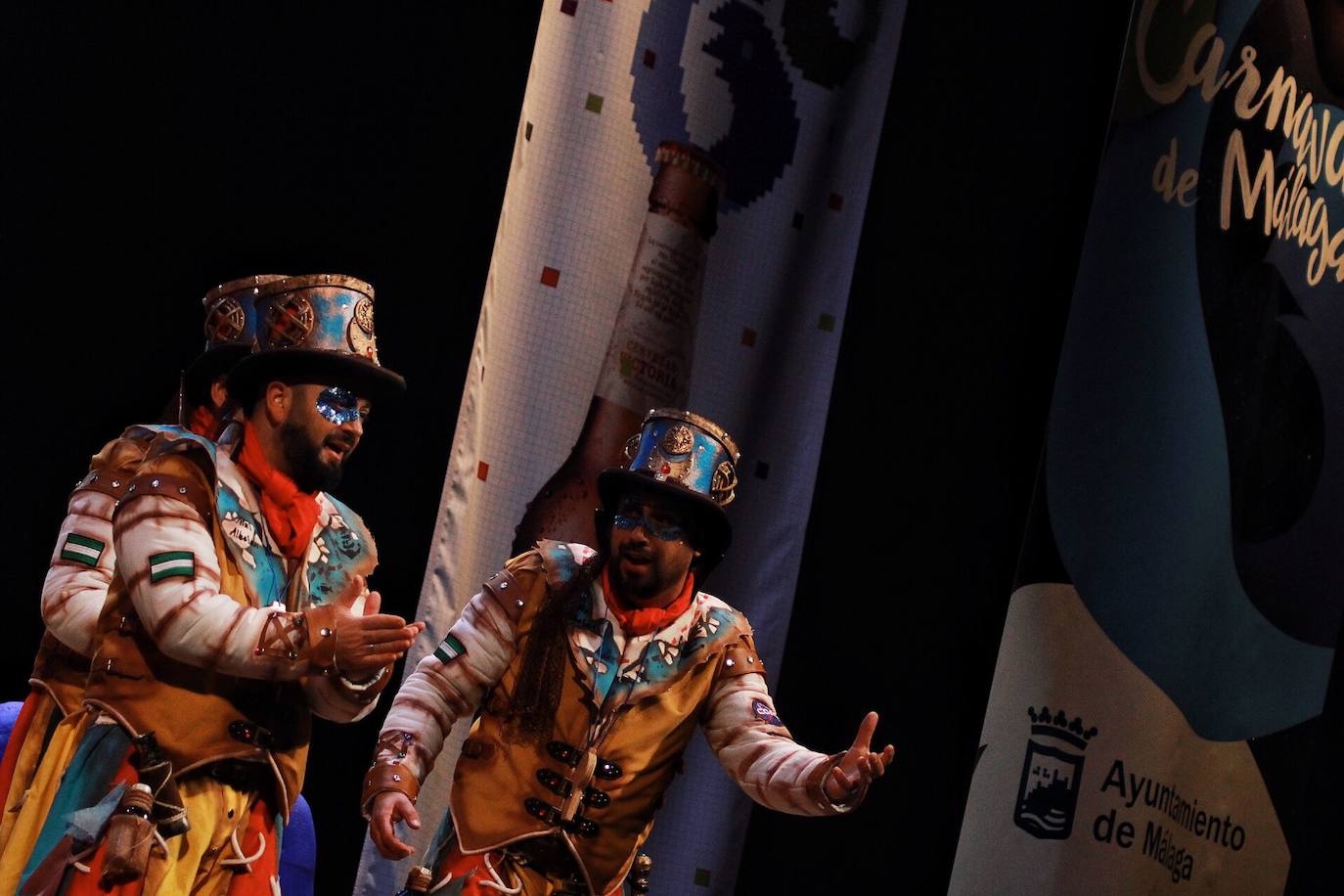 Ambiente de gran noche en la final del Carnaval en el Teatro Cervantes 