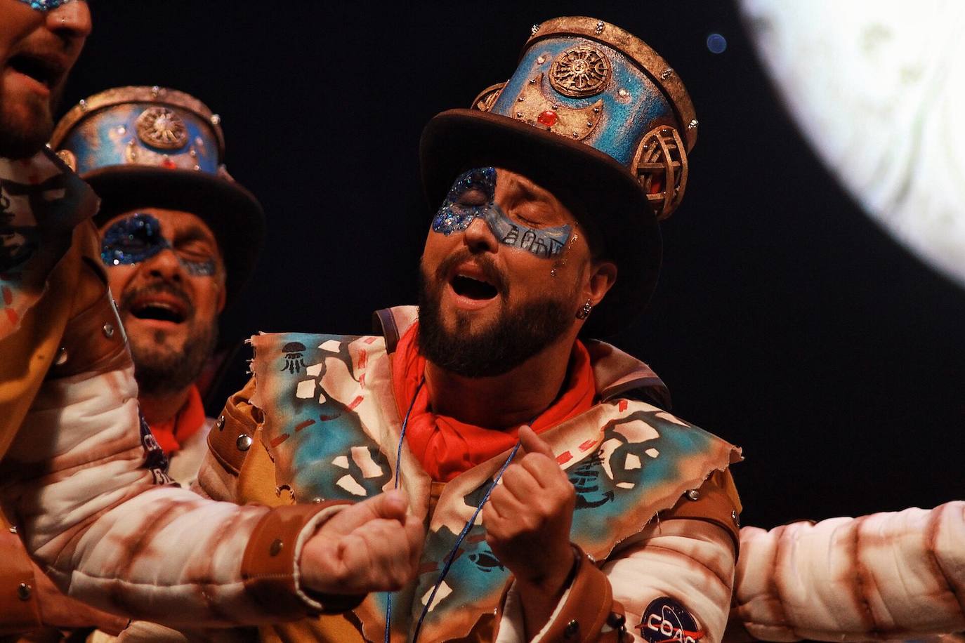 Ambiente de gran noche en la final del Carnaval en el Teatro Cervantes 