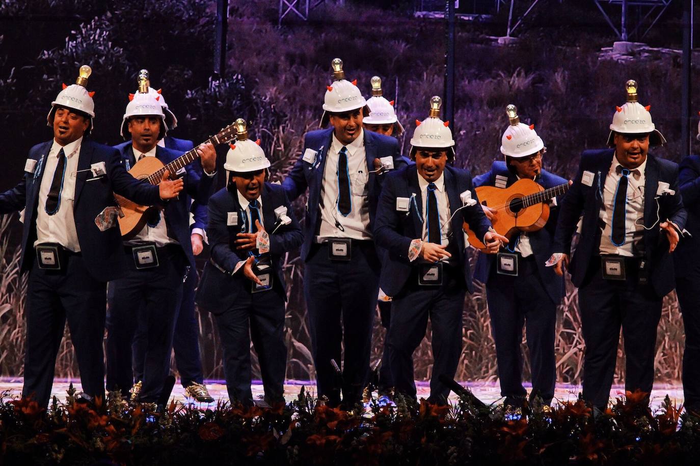 Ambiente de gran noche en la final del Carnaval en el Teatro Cervantes 