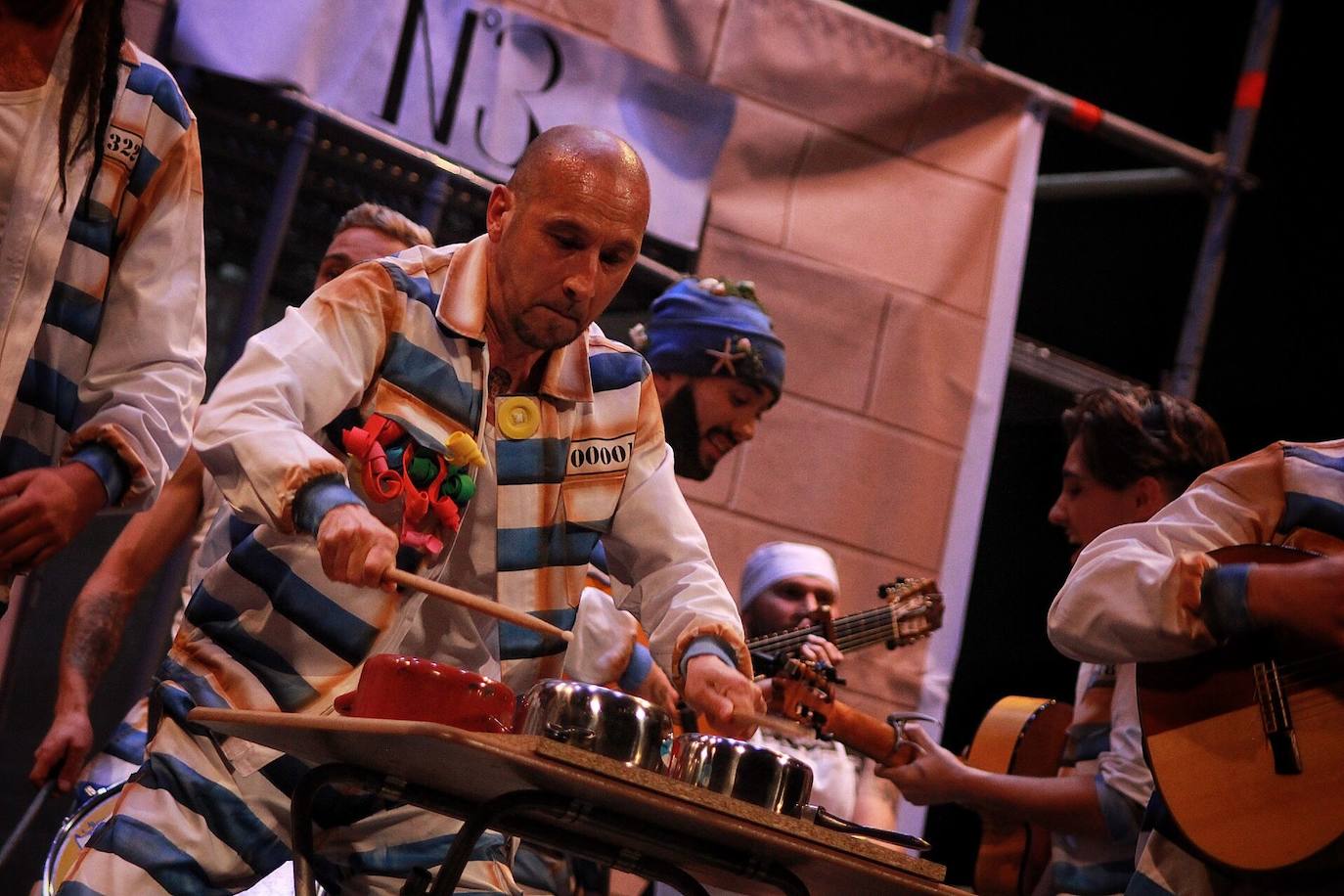 Ambiente de gran noche en la final del Carnaval en el Teatro Cervantes 