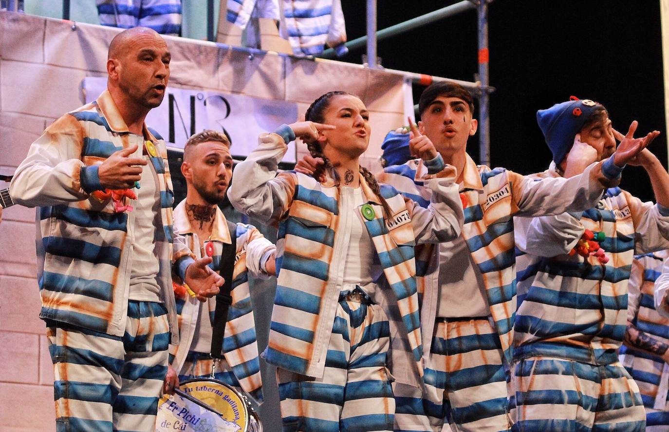 Ambiente de gran noche en la final del Carnaval en el Teatro Cervantes 