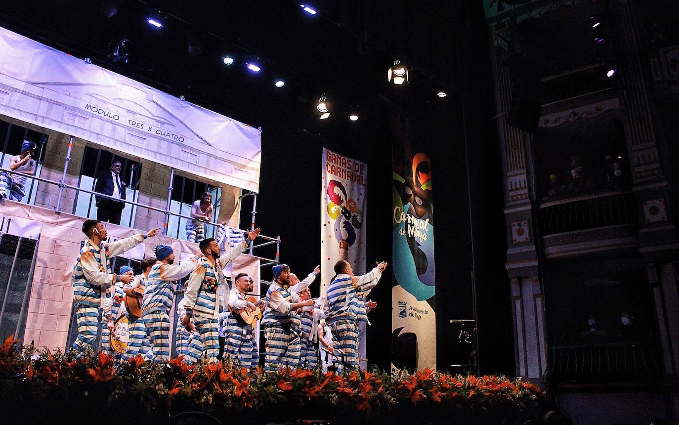 Ambiente de gran noche en la final del Carnaval en el Teatro Cervantes 