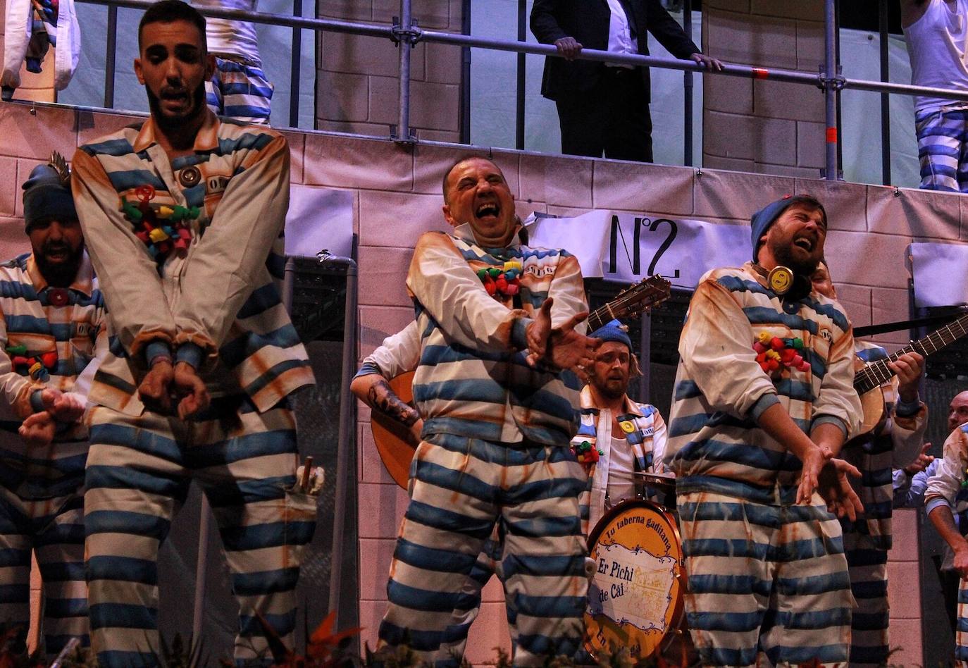 Ambiente de gran noche en la final del Carnaval en el Teatro Cervantes 