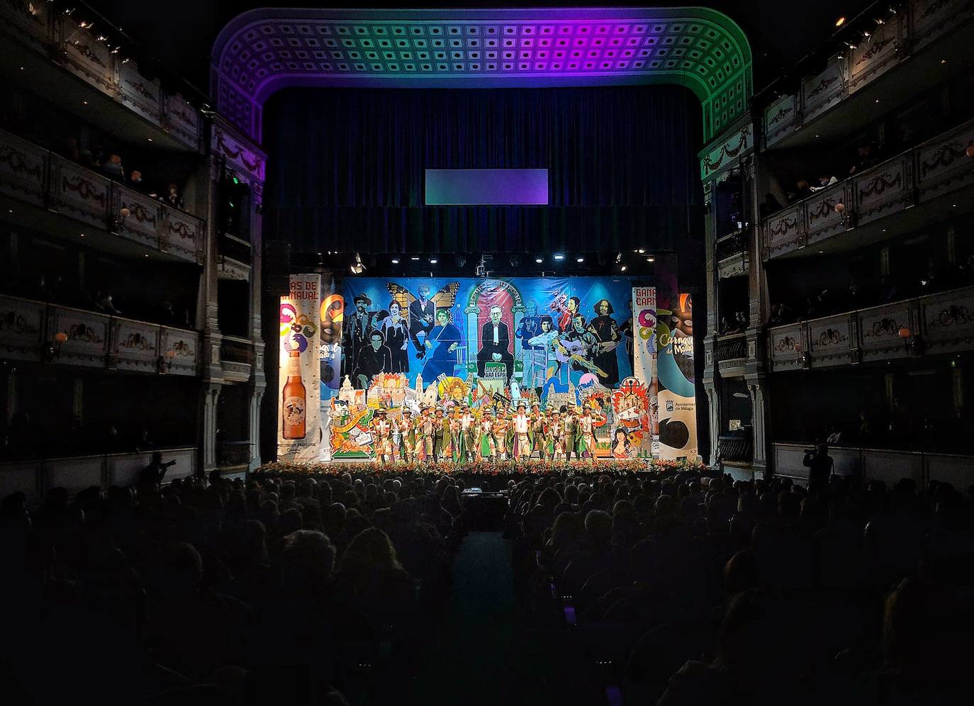 Ambiente de gran noche en la final del Carnaval en el Teatro Cervantes 