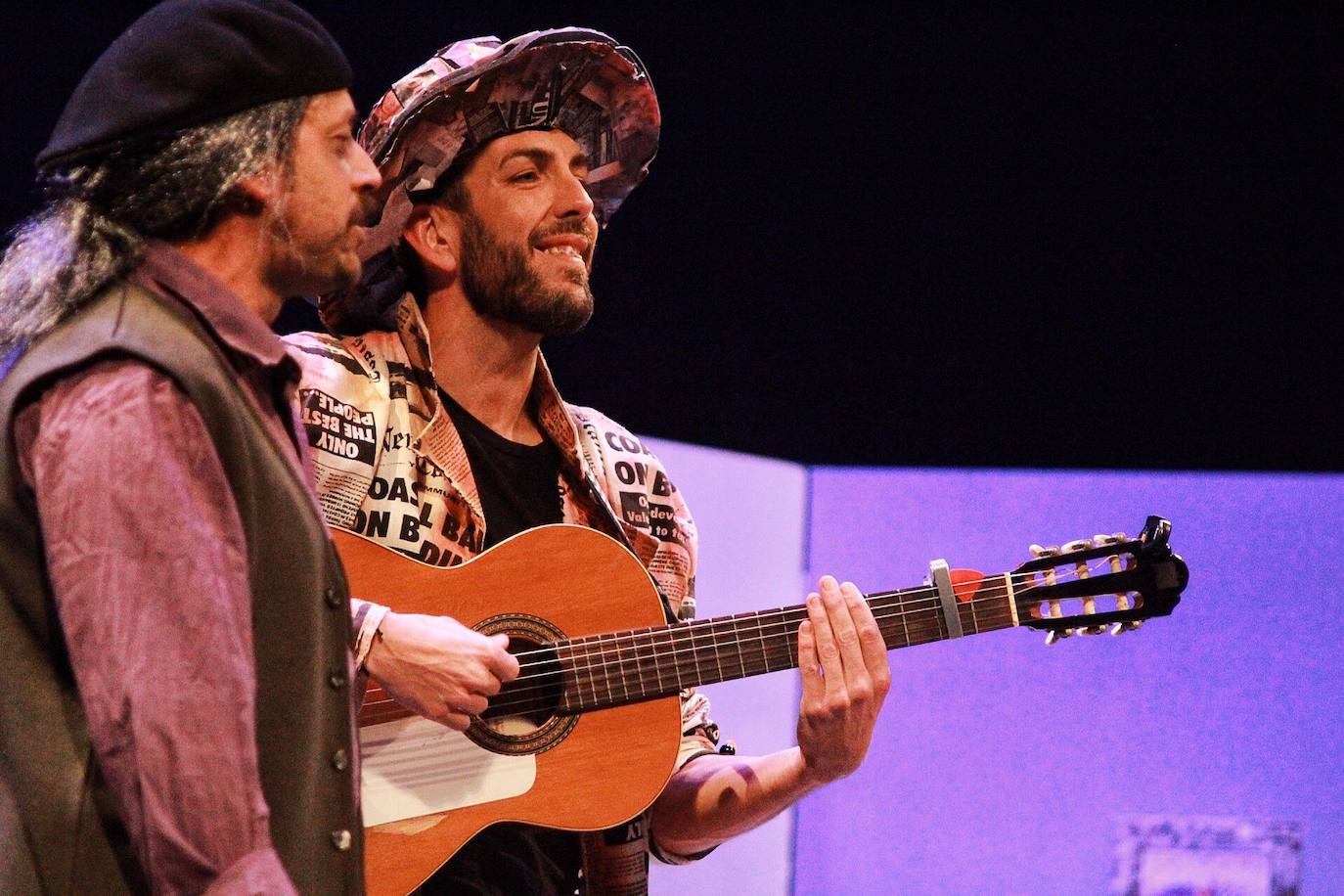 Ambiente de gran noche en la final del Carnaval en el Teatro Cervantes 