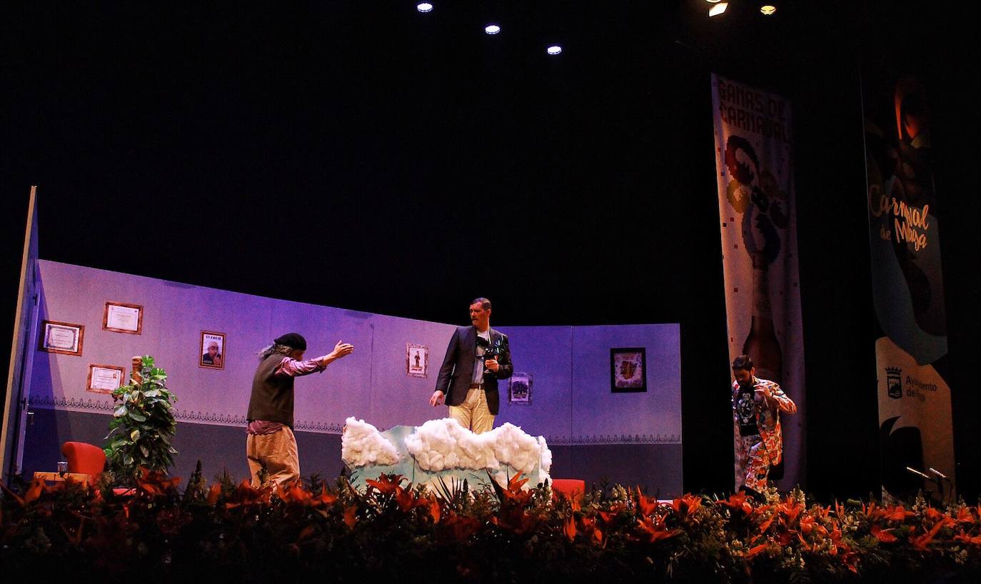 Ambiente de gran noche en la final del Carnaval en el Teatro Cervantes 