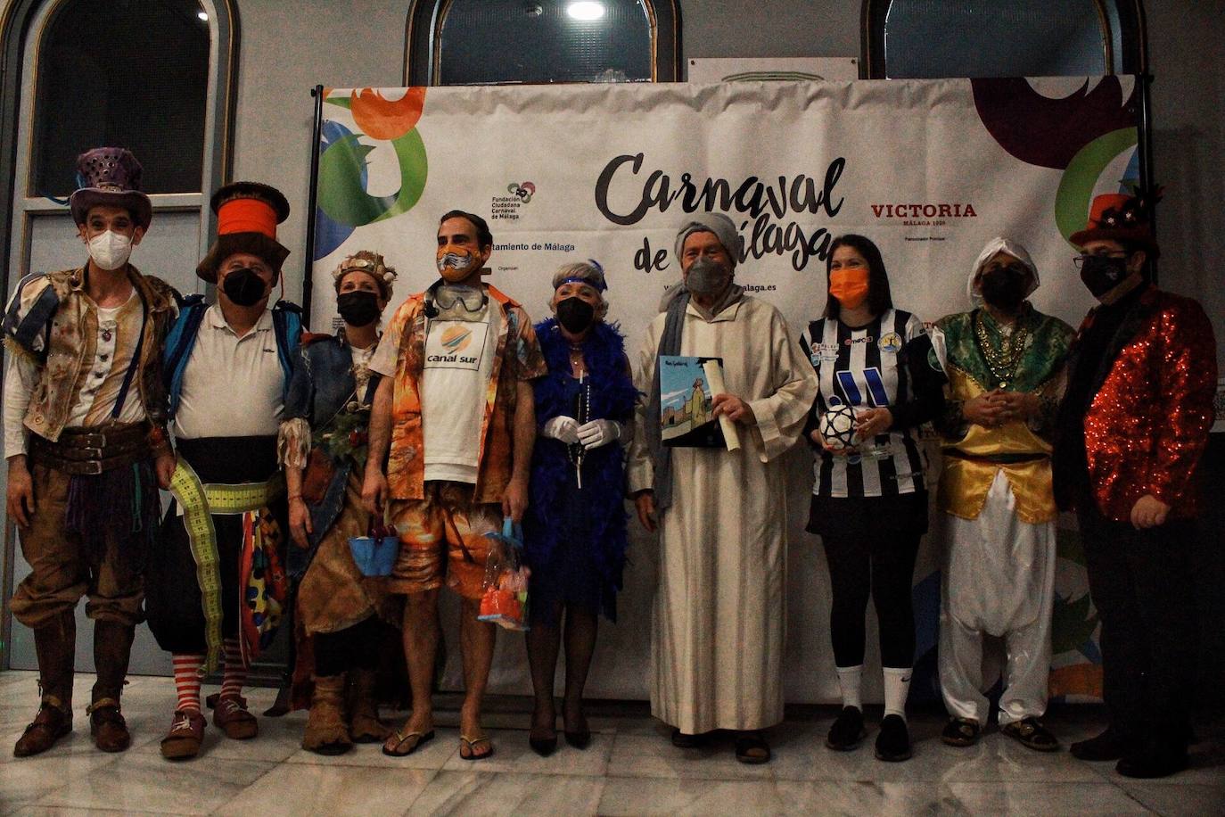 Ambiente de gran noche en la final del Carnaval en el Teatro Cervantes 