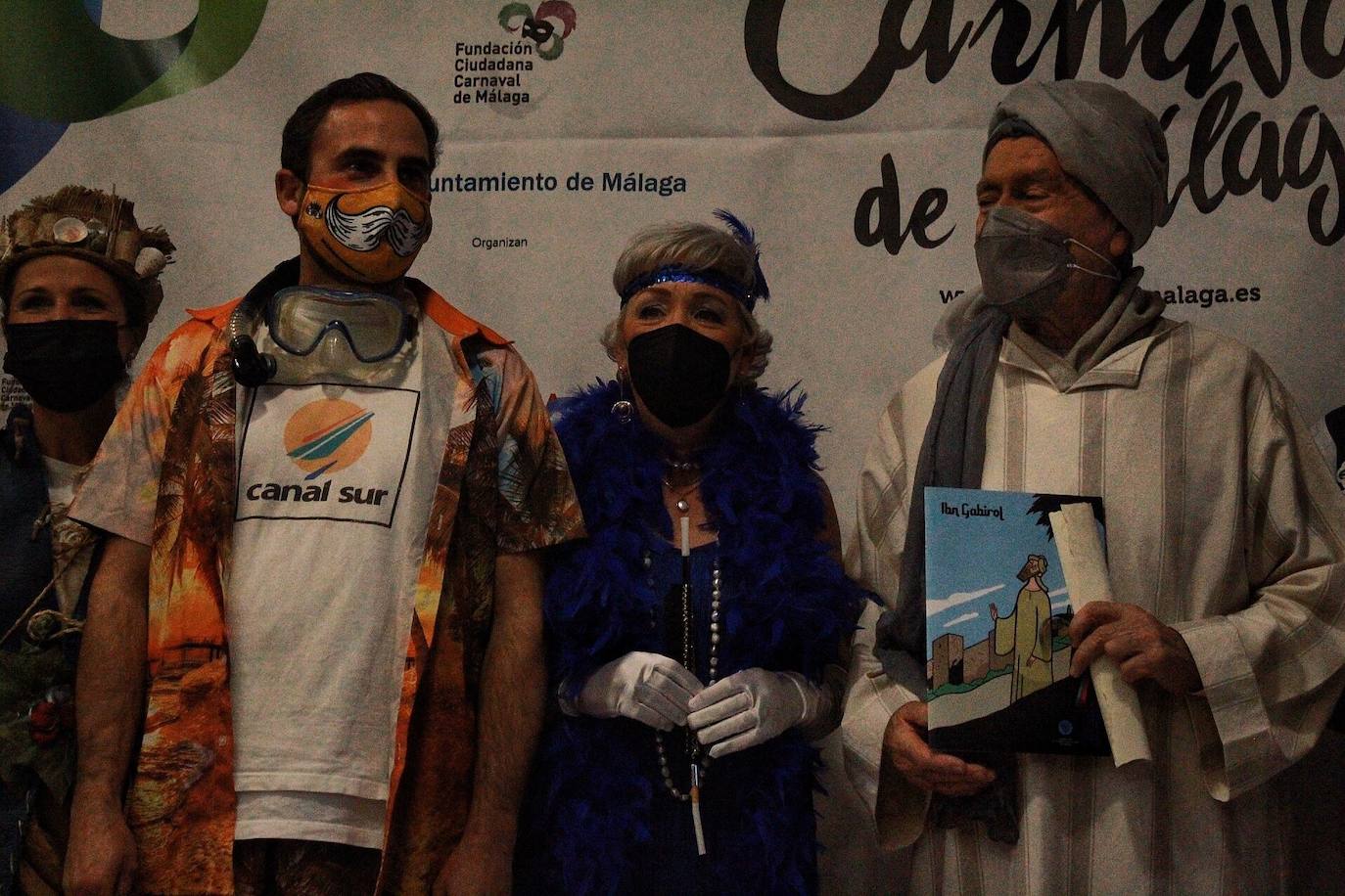 Ambiente de gran noche en la final del Carnaval en el Teatro Cervantes 