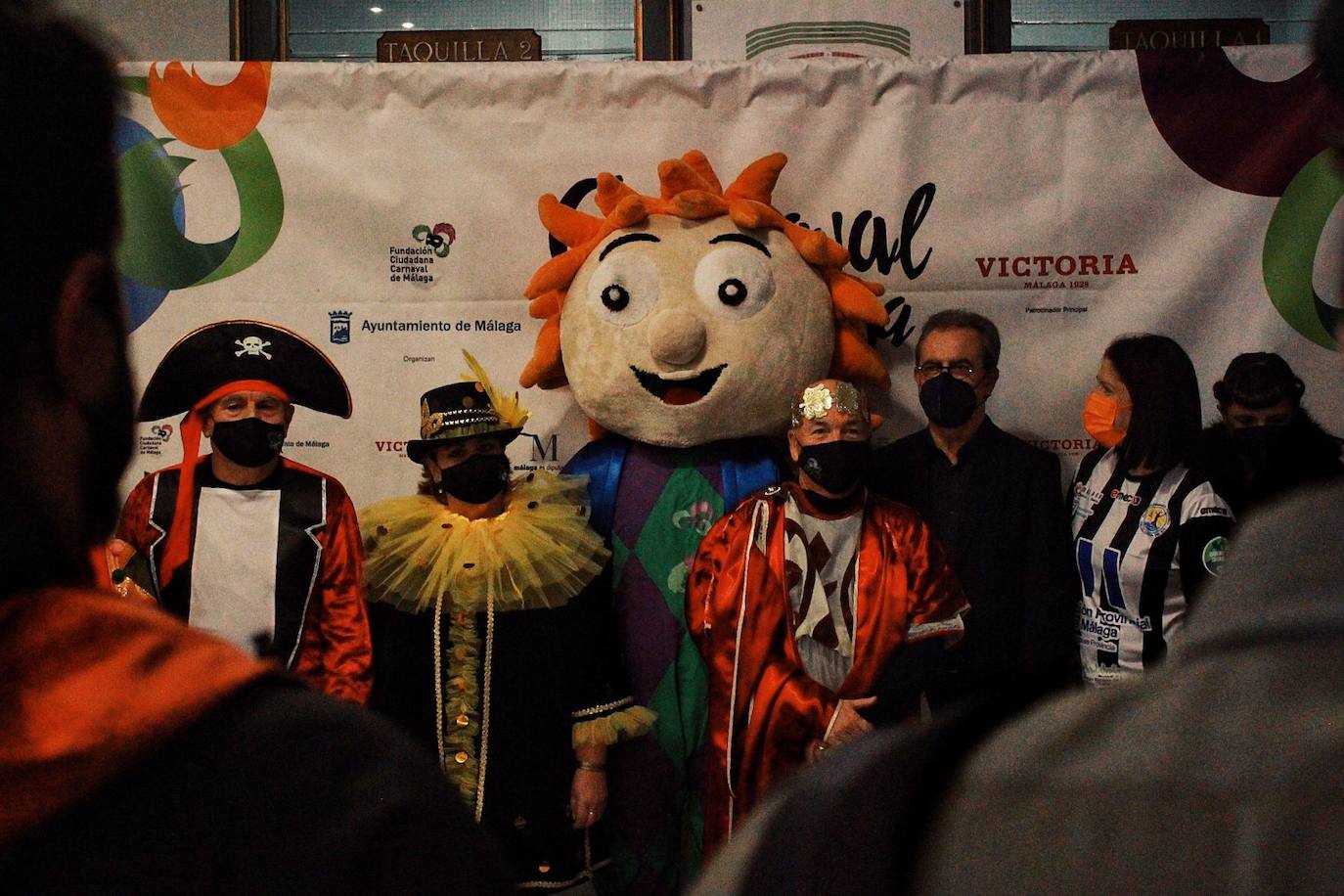 Ambiente de gran noche en la final del Carnaval en el Teatro Cervantes 