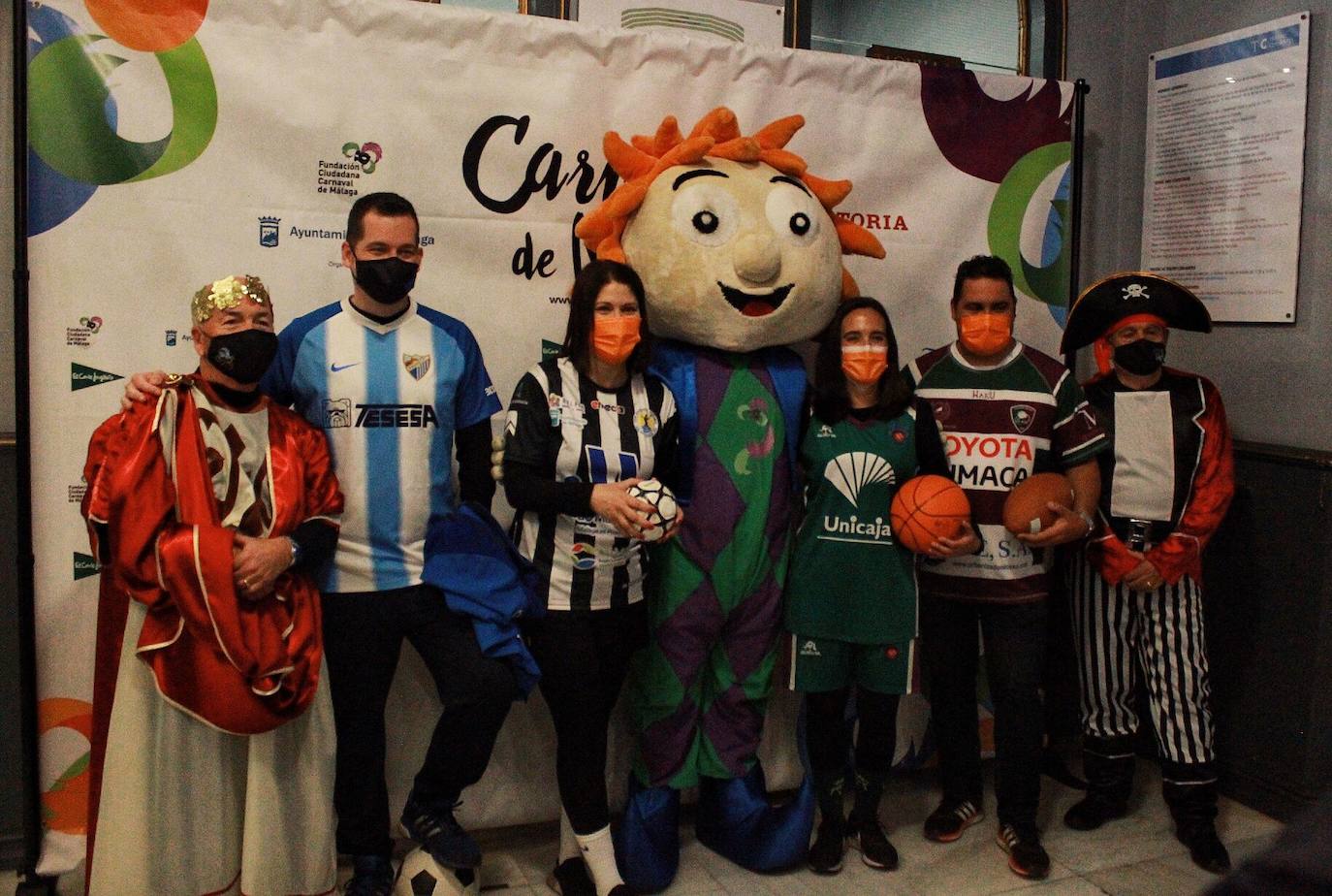 Ambiente de gran noche en la final del Carnaval en el Teatro Cervantes 