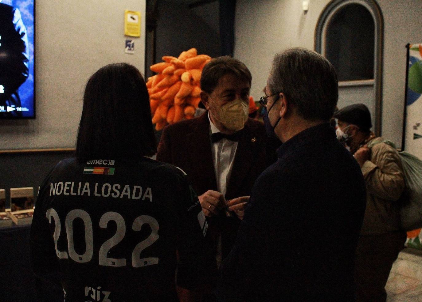 Ambiente de gran noche en la final del Carnaval en el Teatro Cervantes 