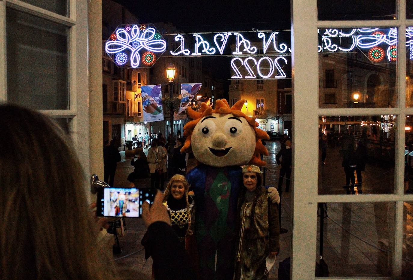 Ambiente de gran noche en la final del Carnaval en el Teatro Cervantes 