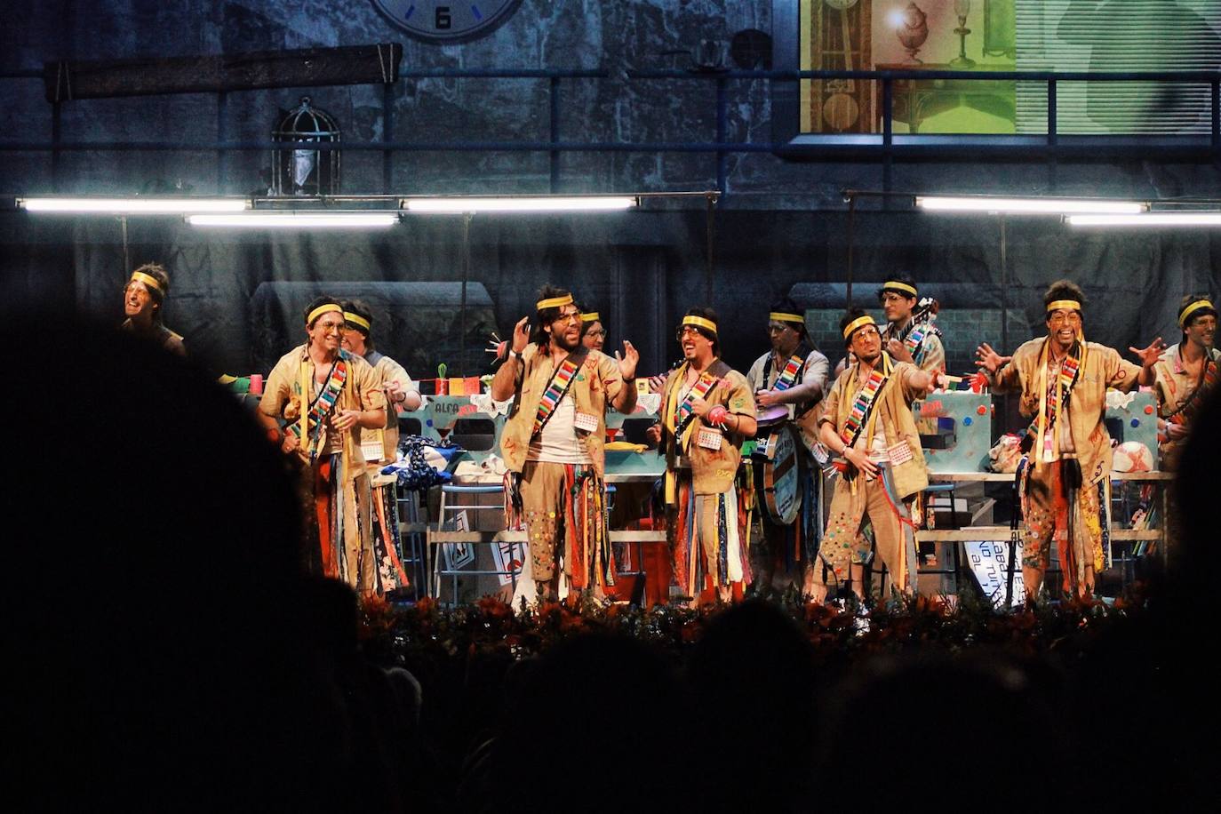 Ambiente de gran noche en la final del Carnaval en el Teatro Cervantes 