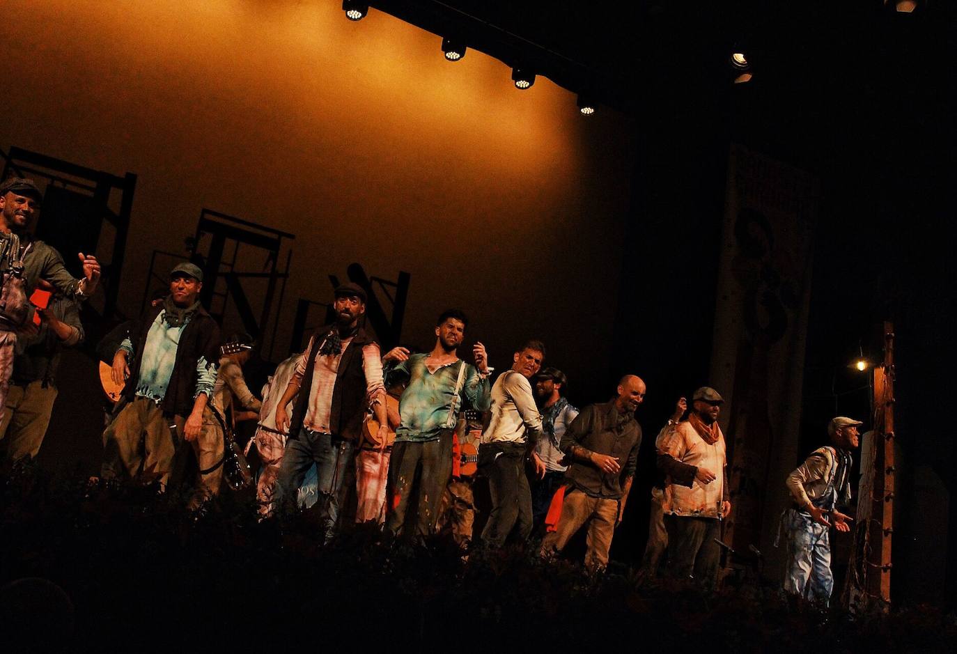 Ambiente de gran noche en la final del Carnaval en el Teatro Cervantes 