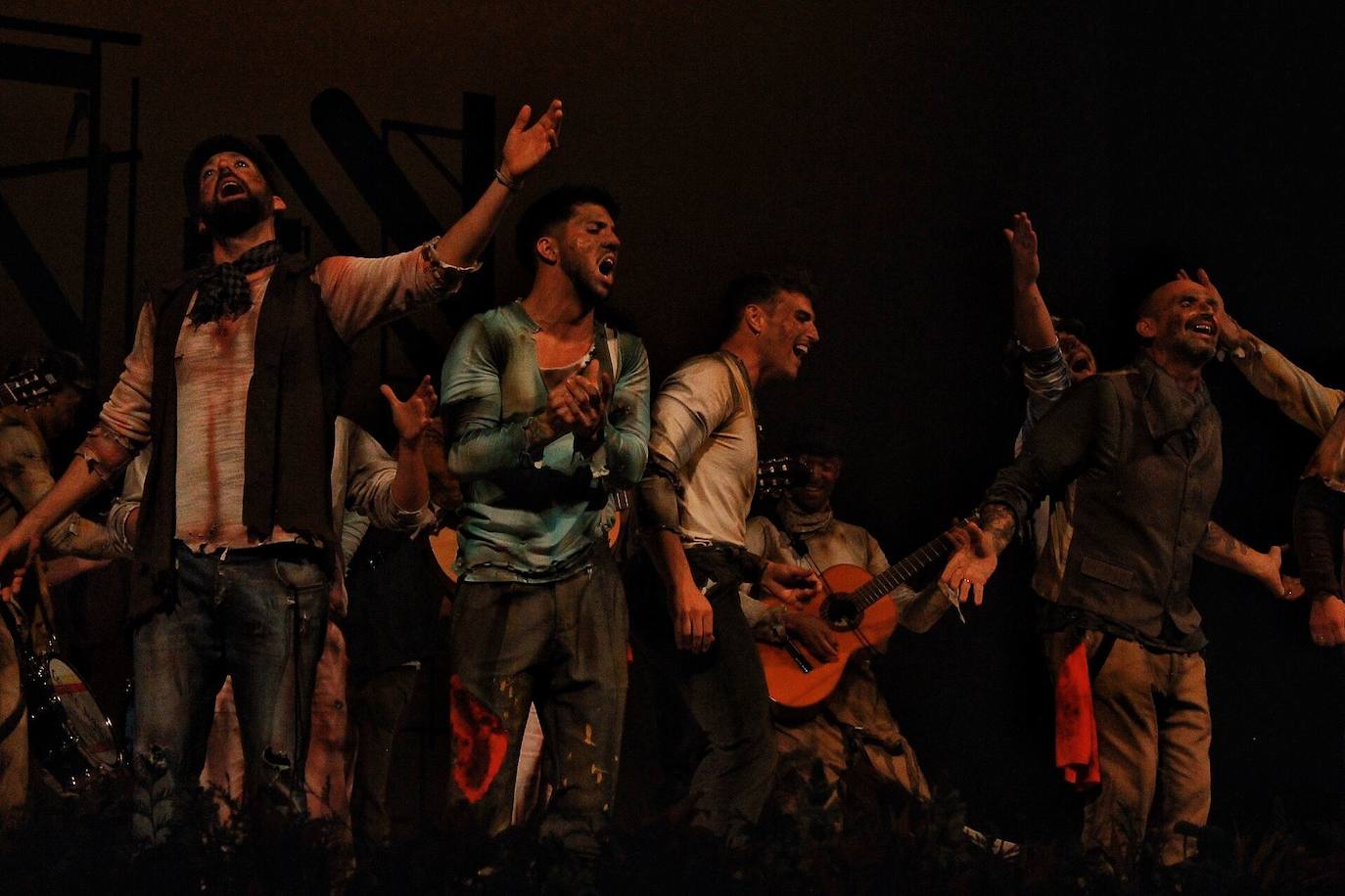 Ambiente de gran noche en la final del Carnaval en el Teatro Cervantes 