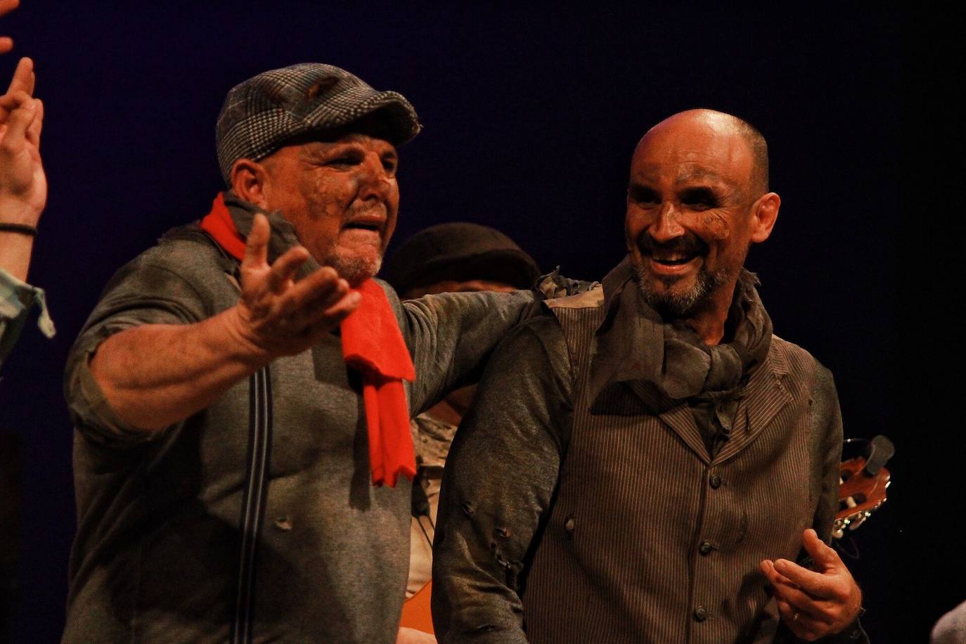 Ambiente de gran noche en la final del Carnaval en el Teatro Cervantes 