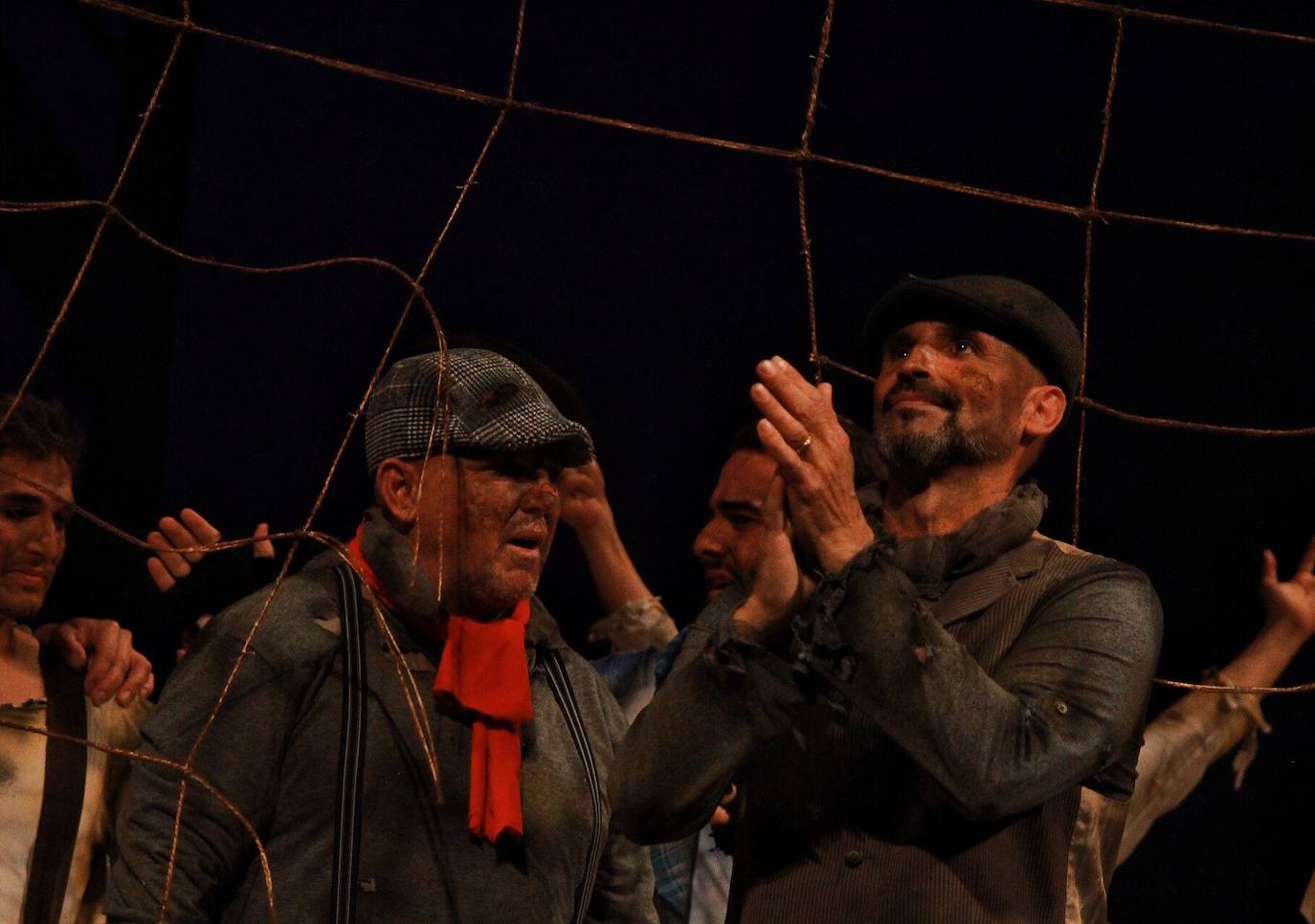 Ambiente de gran noche en la final del Carnaval en el Teatro Cervantes 