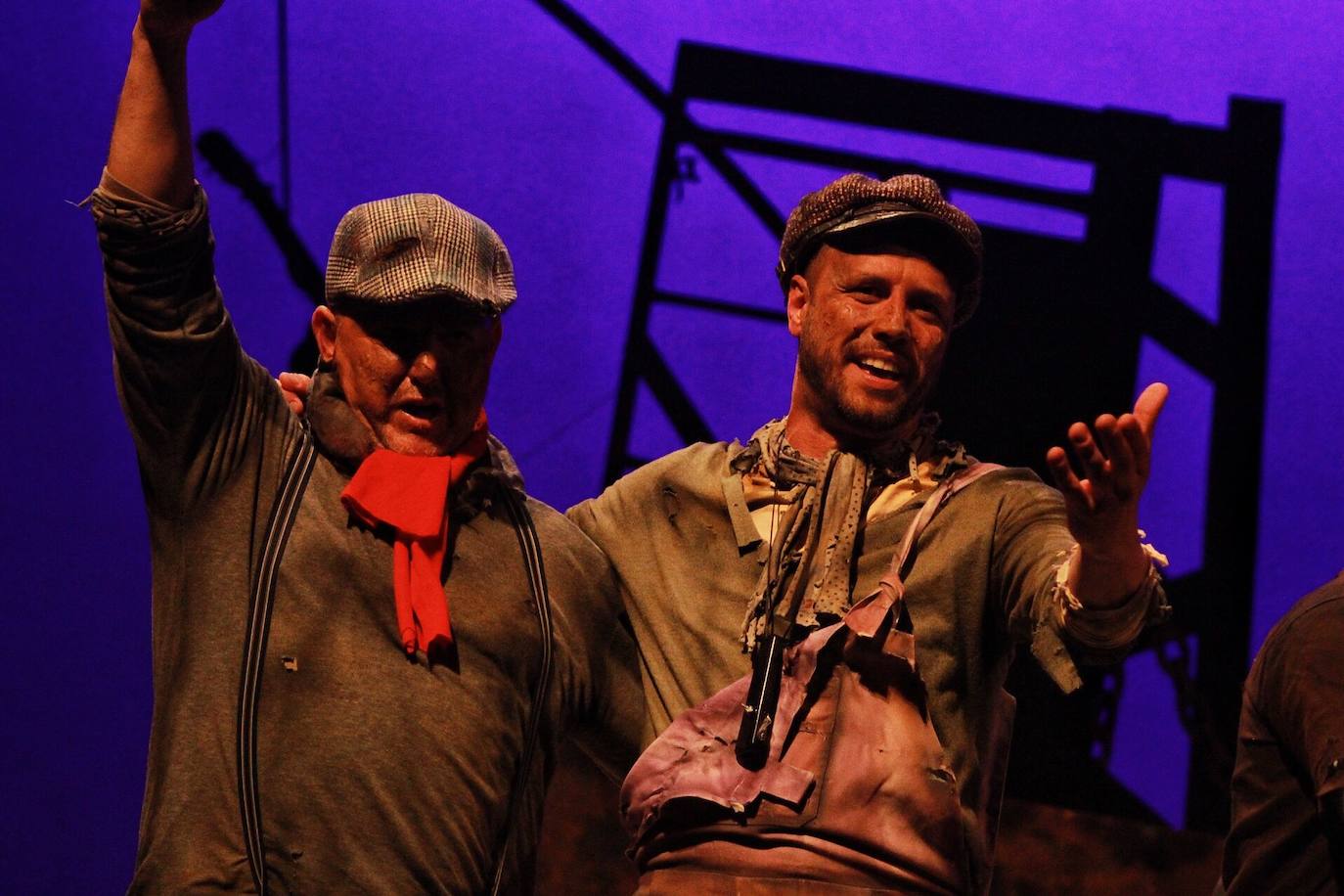 Ambiente de gran noche en la final del Carnaval en el Teatro Cervantes 