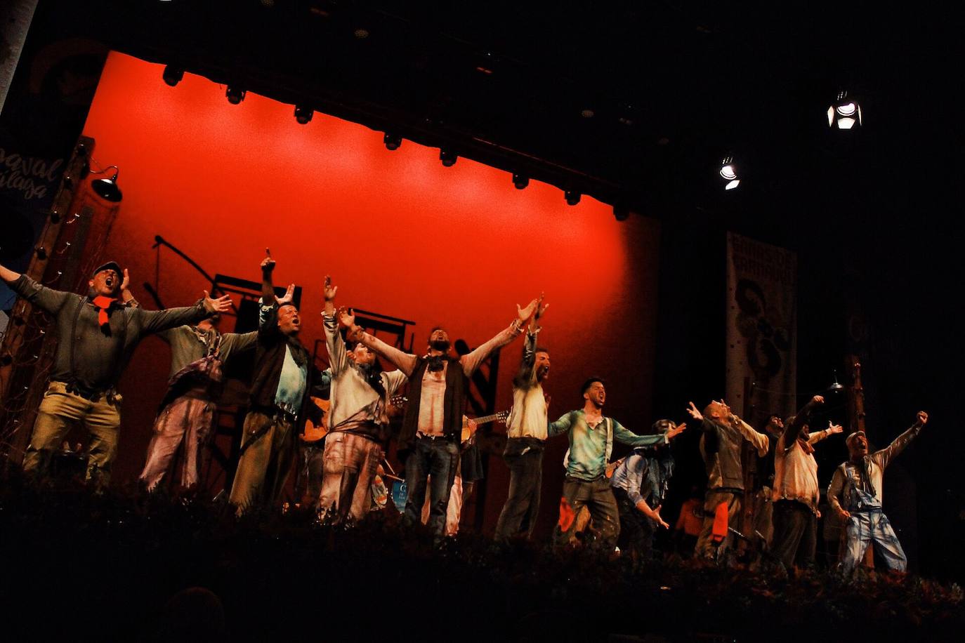 Ambiente de gran noche en la final del Carnaval en el Teatro Cervantes 