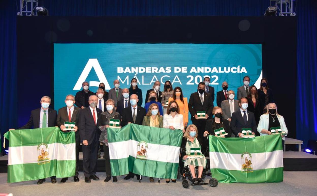 Los galardonados junto a las autoridades tras el acto.