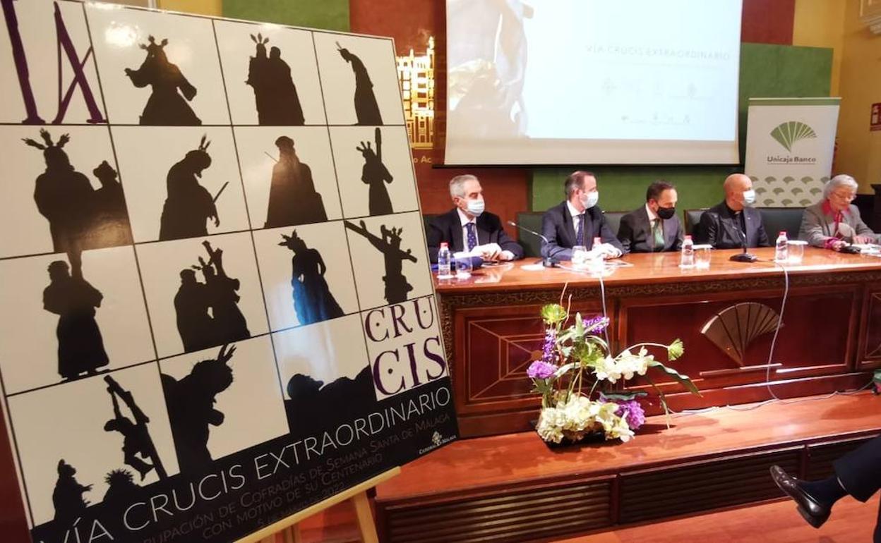 En primer plano, el cartel del vía crucis del centenario. 