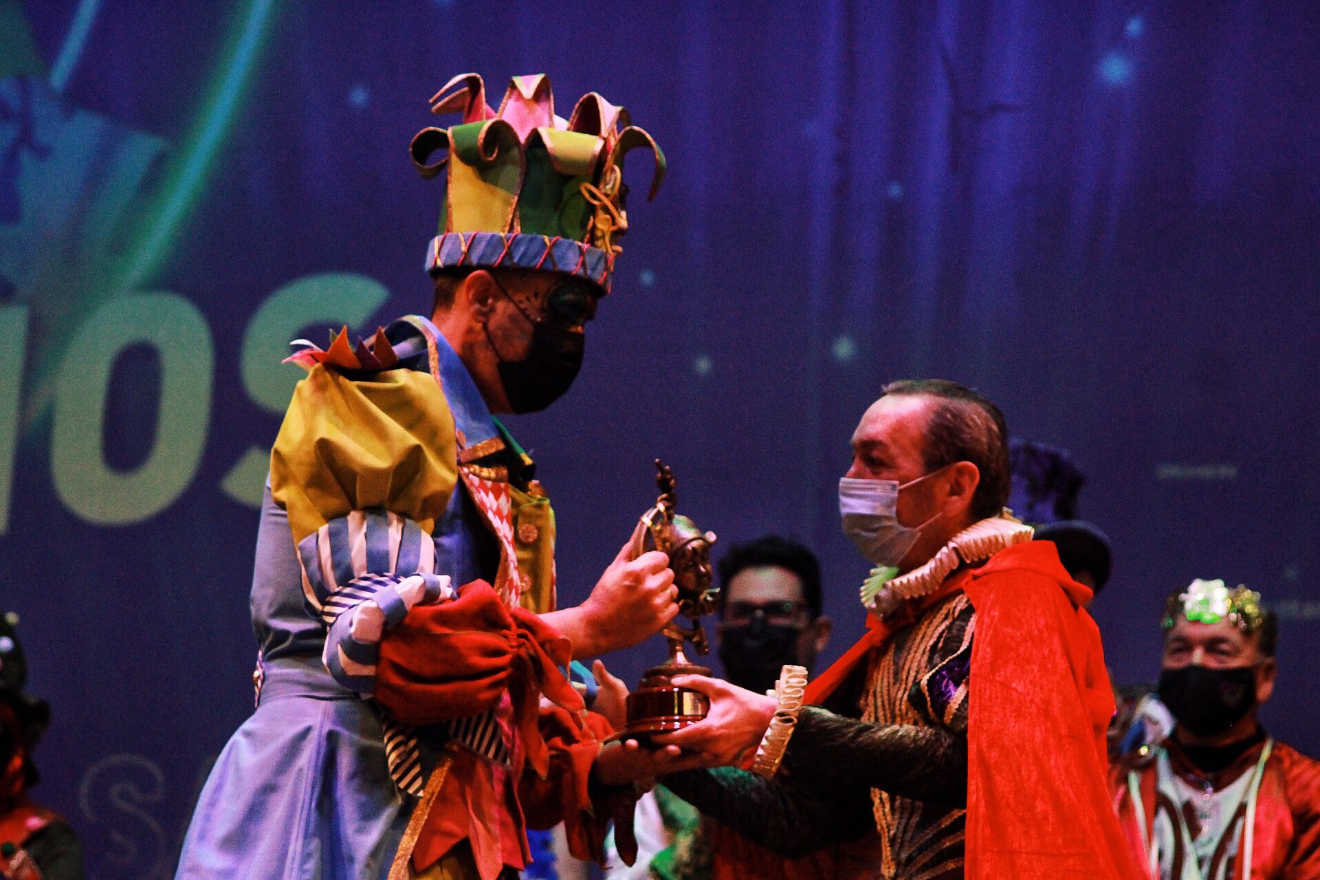 Ambiente de gran noche en la final del Carnaval en el Teatro Cervantes 