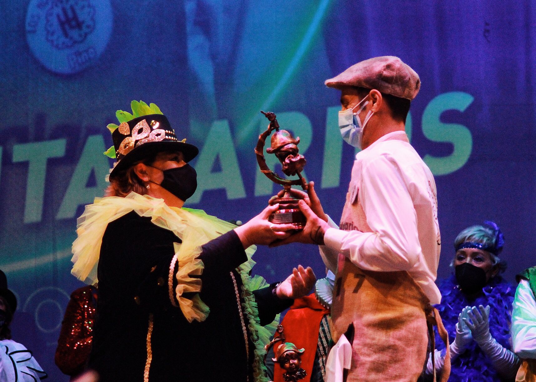 Ambiente de gran noche en la final del Carnaval en el Teatro Cervantes 