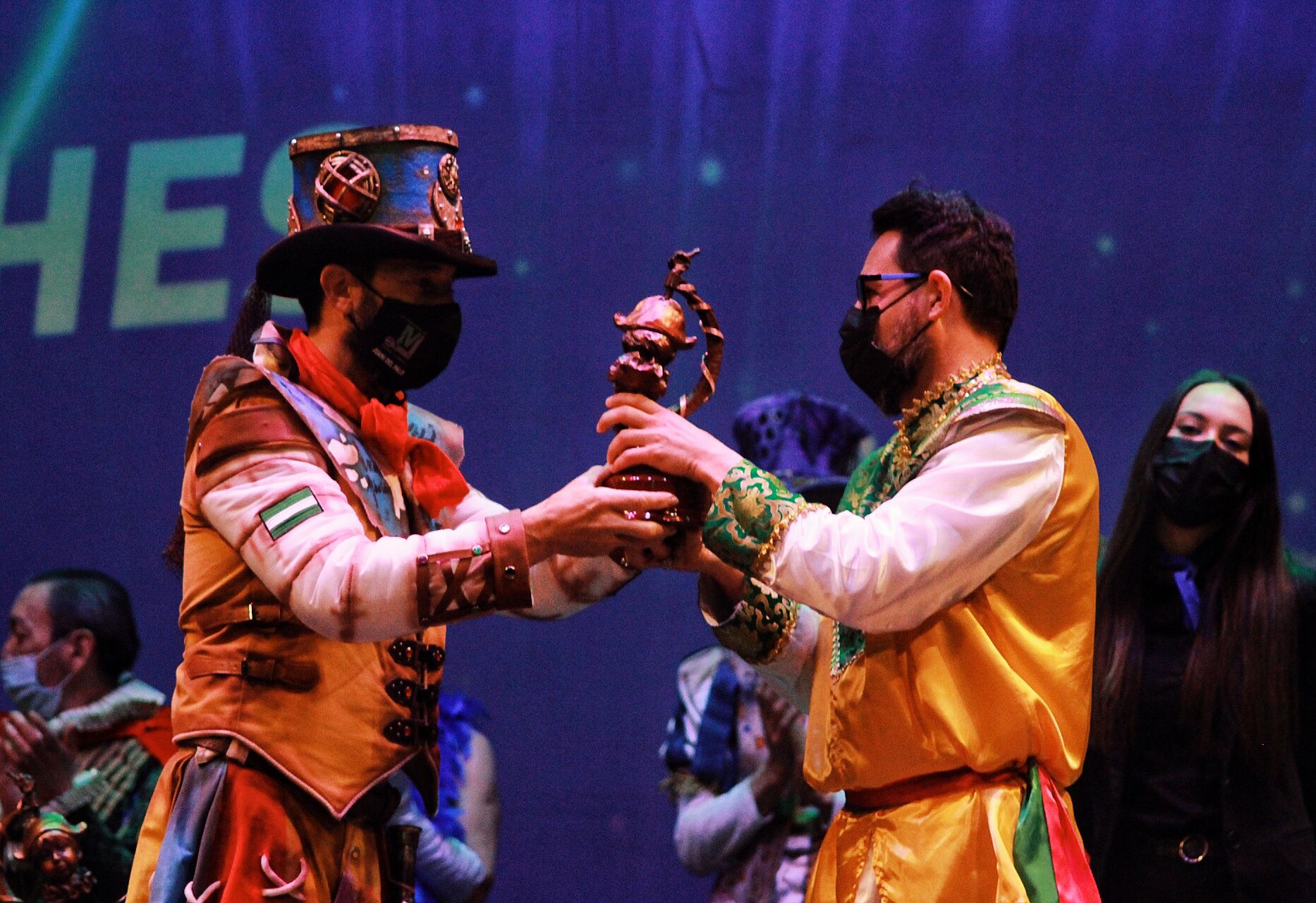 Ambiente de gran noche en la final del Carnaval en el Teatro Cervantes 