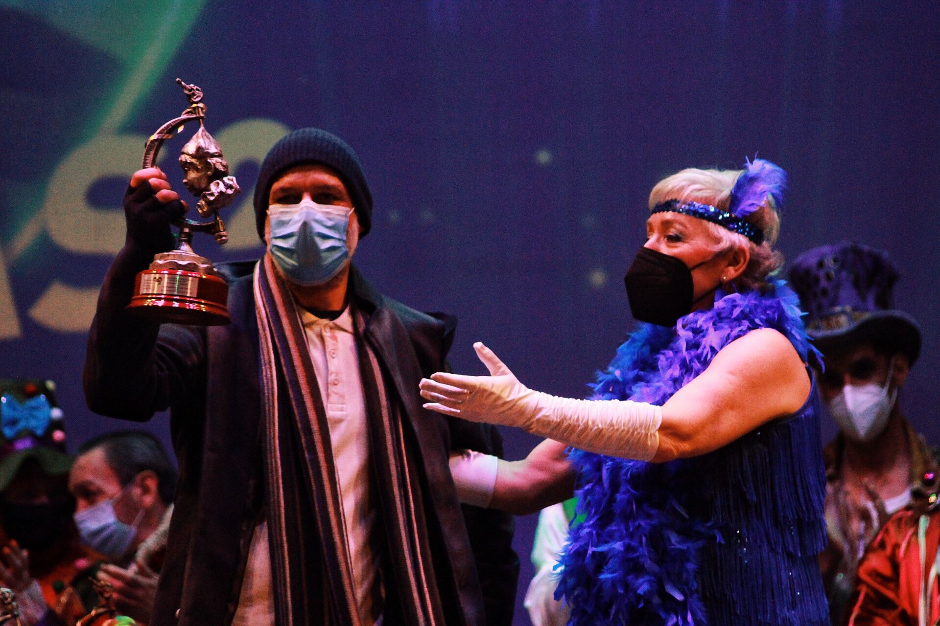 Ambiente de gran noche en la final del Carnaval en el Teatro Cervantes 