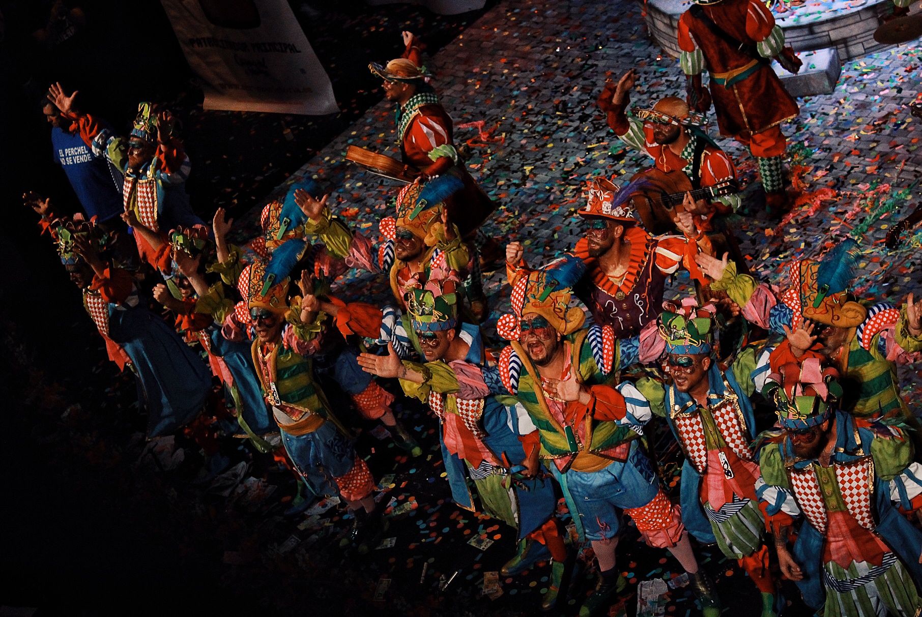 Ambiente de gran noche en la final del Carnaval en el Teatro Cervantes. Comparsa de la Peña Er Dito 