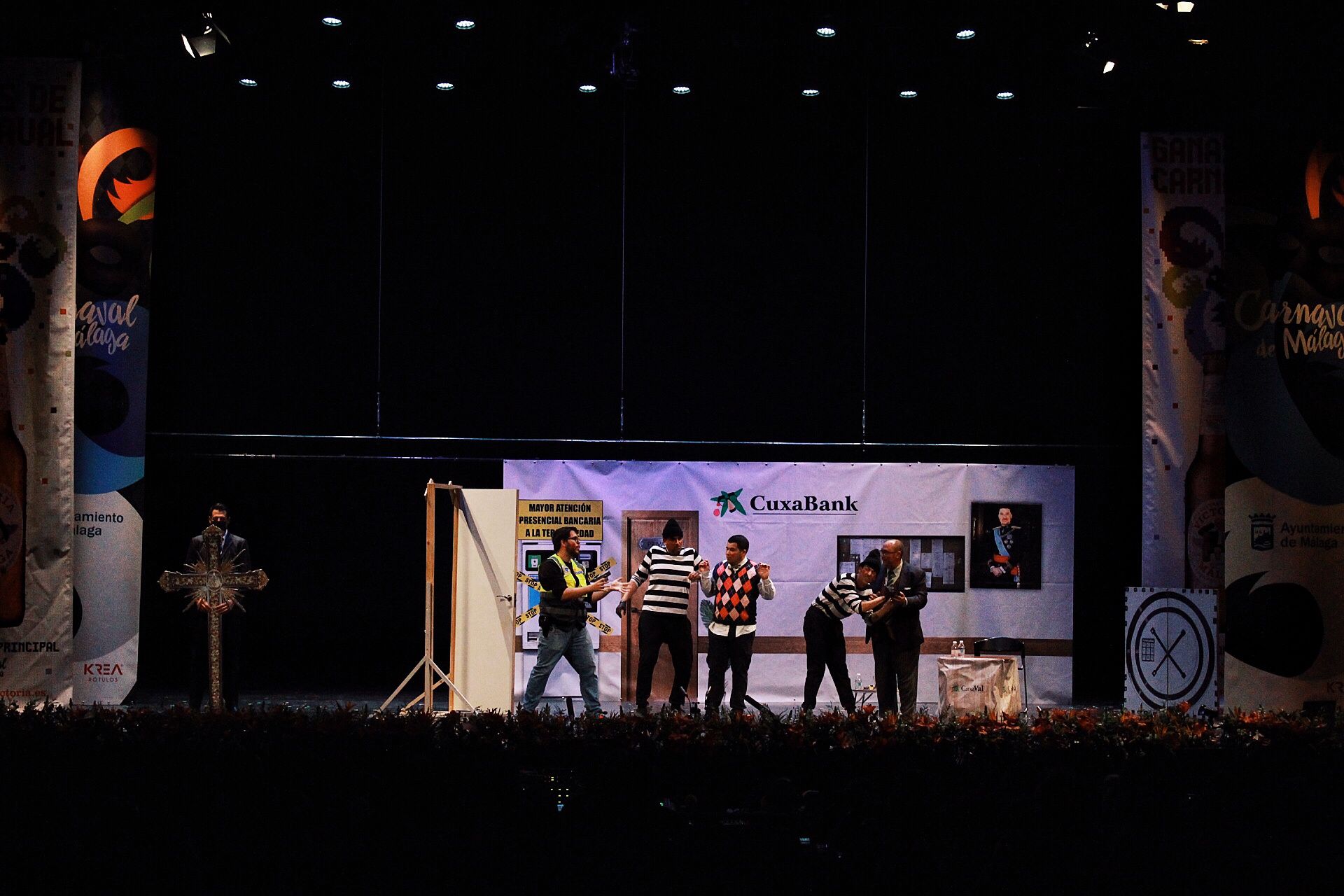 Ambiente de gran noche en la final del Carnaval en el Teatro Cervantes. Cuarteto 'La Banda Fongirola' 