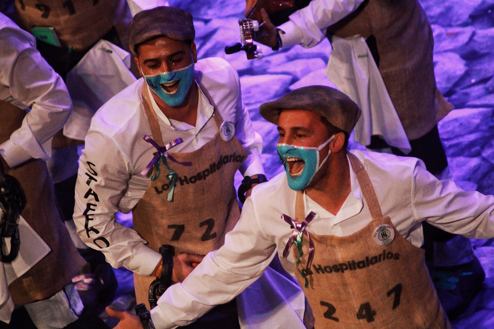 Ambiente de gran noche en la final del Carnaval en el Teatro Cervantes 