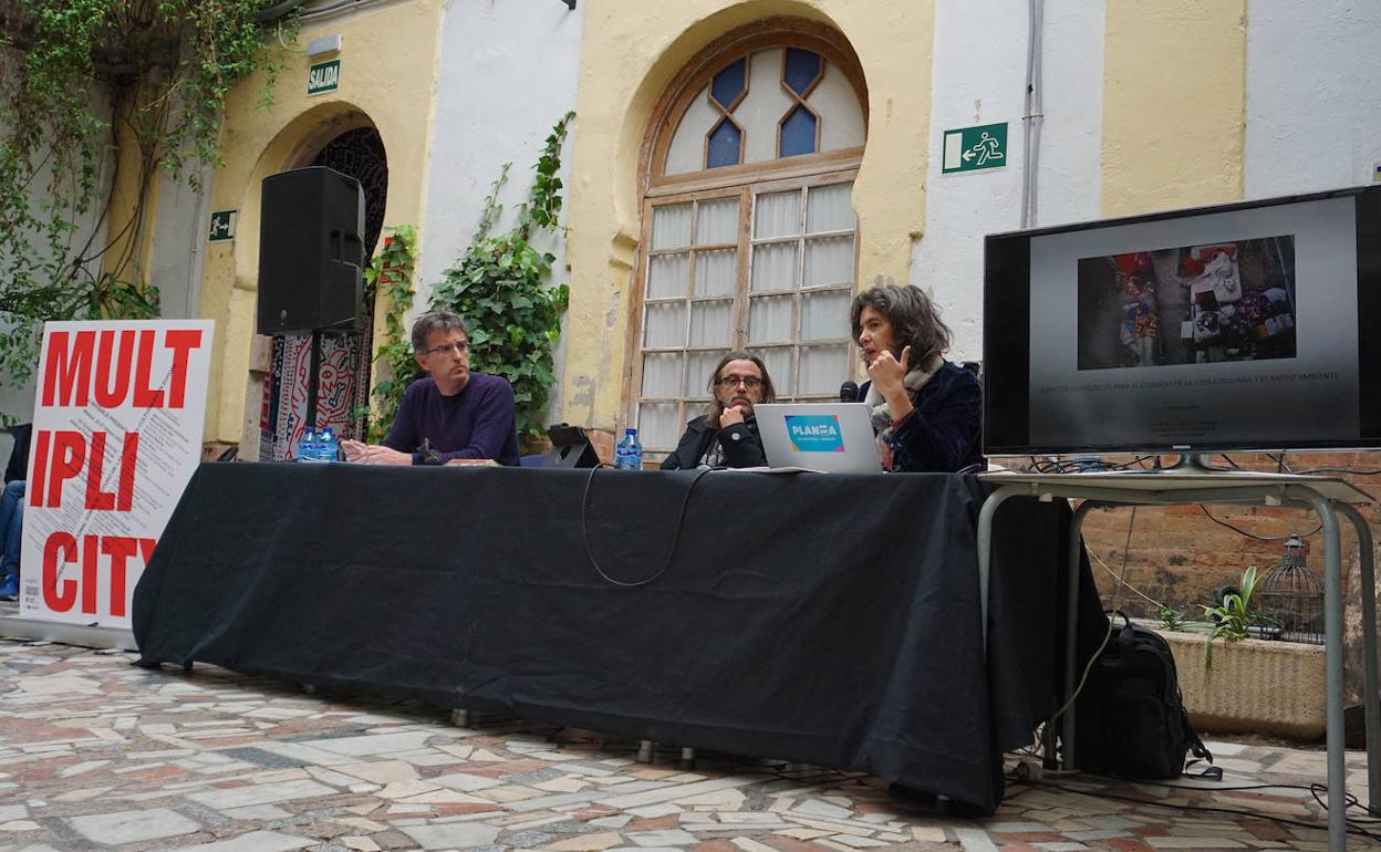 Florencio Cabello, José Iranzo y Eva Morales, profesores de la UMA, durante el encuentro. 