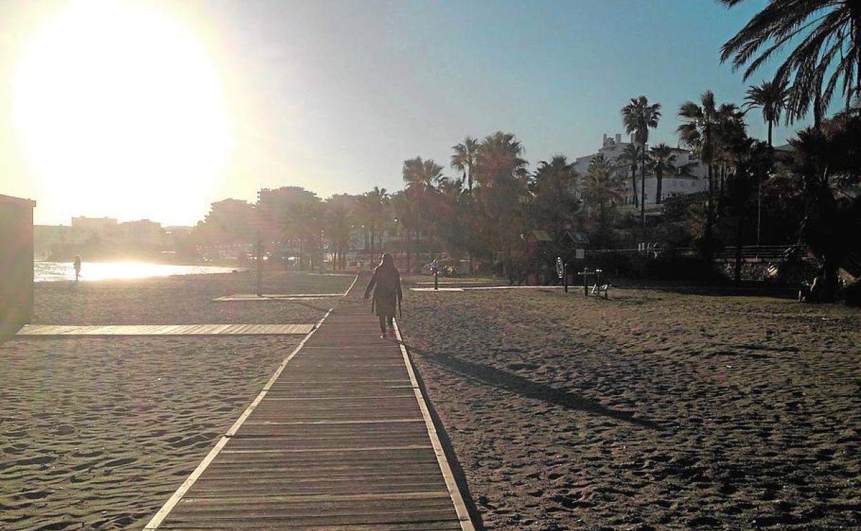 Paseo. Tardes de febrero para caminar por la costa en dirección al sol. j. a. m.