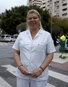 Imagen secundaria 2 - Arriba, Rafael Salcedo, adjunto a la presidencia de Bancosol. Abajo, Arancha López, responsable de la relación con las asociaciones, y Sandra Lohnes, que ha ido a pedir ayuda. Al lado, Beatriz Ruiz, ahora con trabajo gracias a Bancosol 