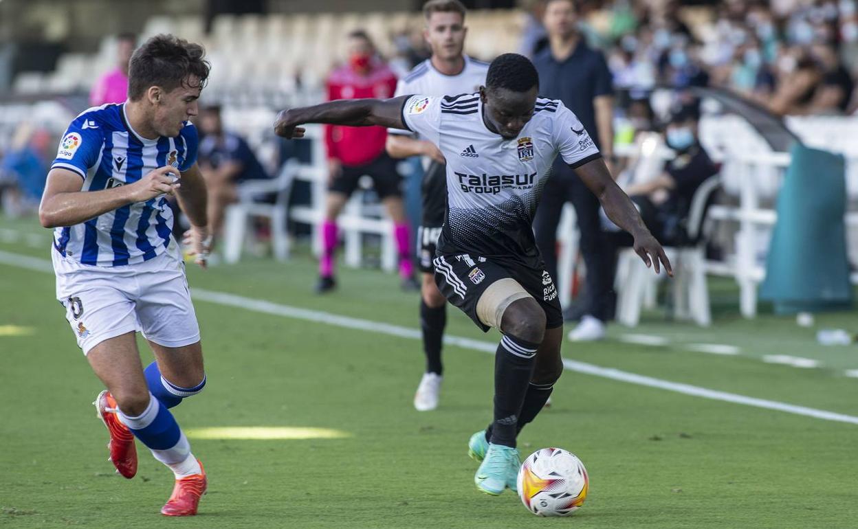 Dauda encara al defensa Blasco, de la Real Sociedad B. 